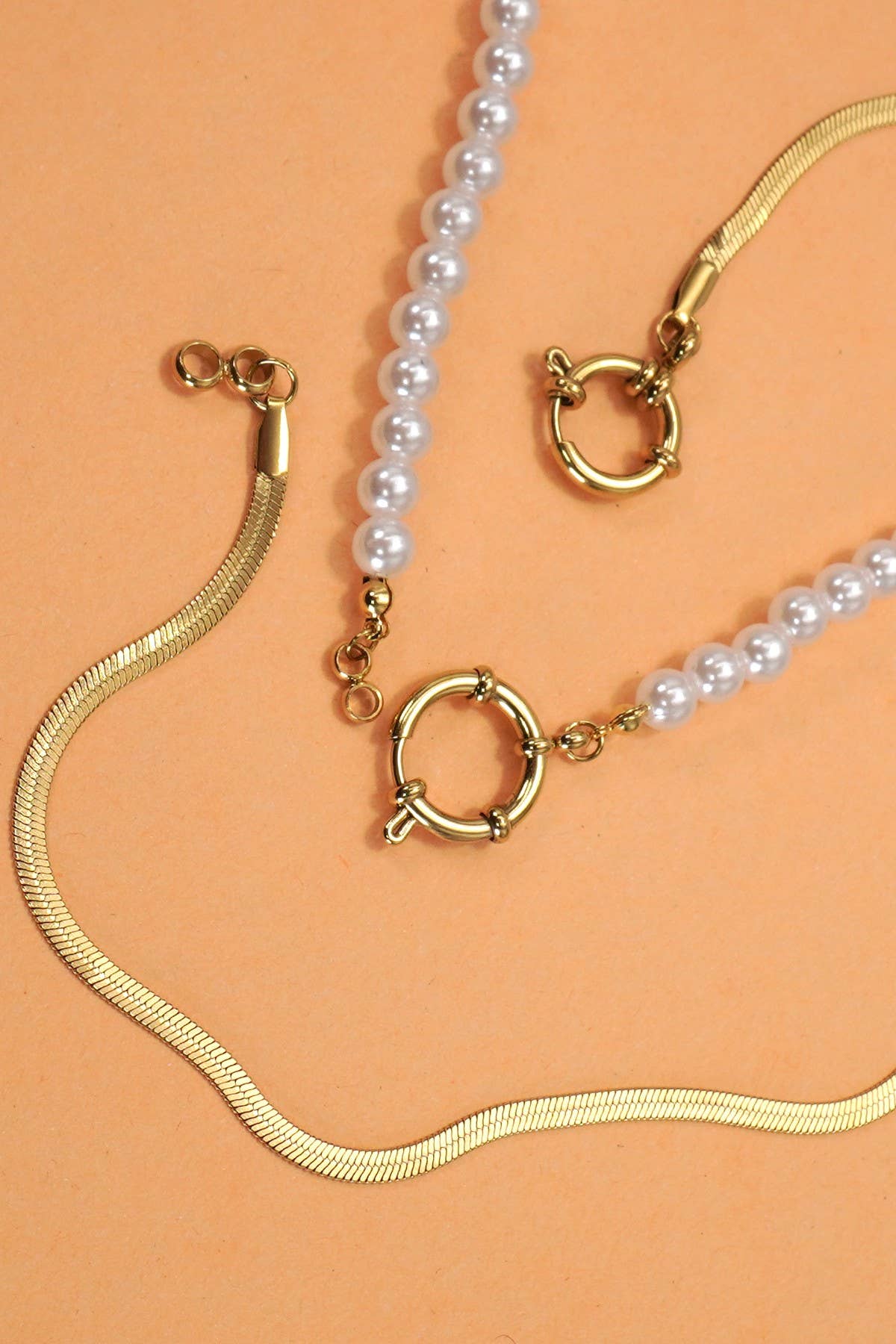 Pearl Spring Clasp Necklace